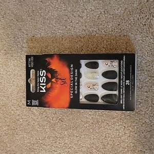 Medium glow in the dark press on nails